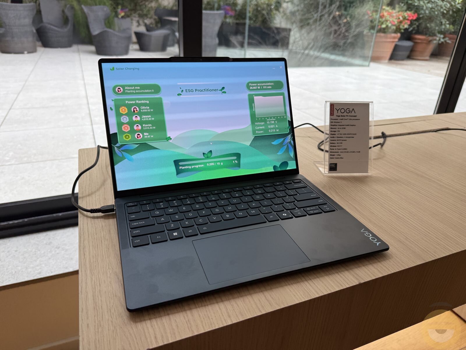 Το Yoga Solar P concept της Lenovo είναι ένα laptop που φορτίζει με ηλιακή ενέργεια