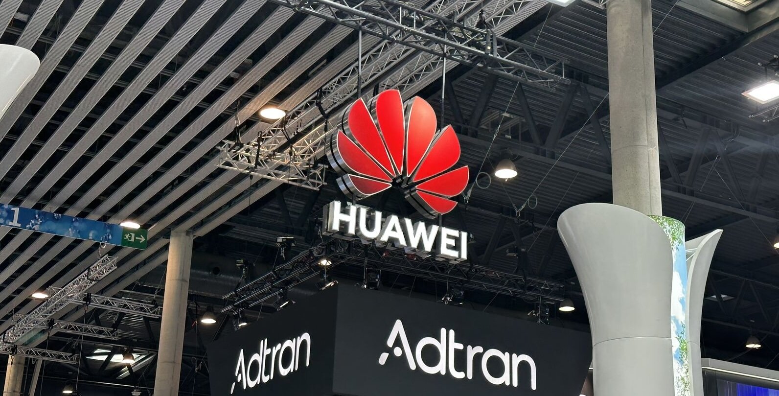 Επιχείρηση "Génération": Έφοδοι σε γραφεία της Huawei για διαφθορά στο Ευρωπαϊκό Κοινοβούλιο