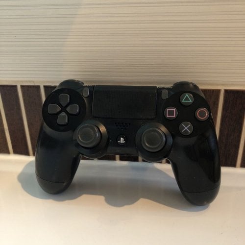 Περισσότερες πληροφορίες για "Ps4 dualschock jet black v2"