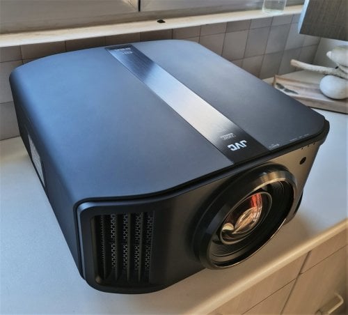 Περισσότερες πληροφορίες για "JVC DLA-RS3000 NX9B (D-ILA/4096x2160/2200ANSI Lumens)"