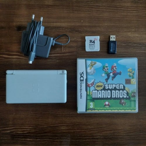 Περισσότερες πληροφορίες για "Nintendo DS Lite + R4 Card + New Super Mario Bros"