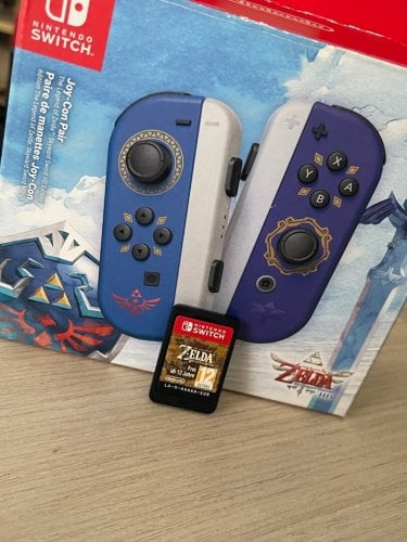 Περισσότερες πληροφορίες για "Joy con Zelda skyward sword HD collector, Zelda botw"