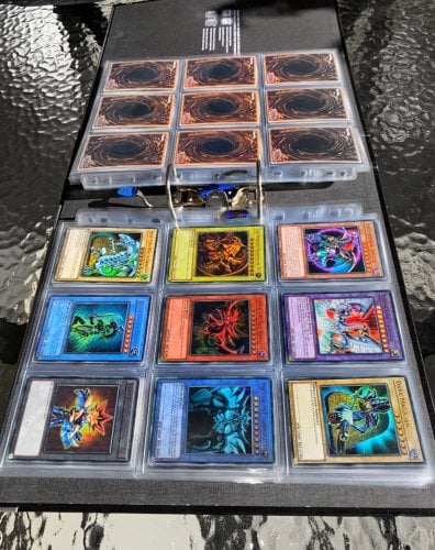 Περισσότερες πληροφορίες για "Yu Gi Oh 120+ Holo 1st Edition Collection"
