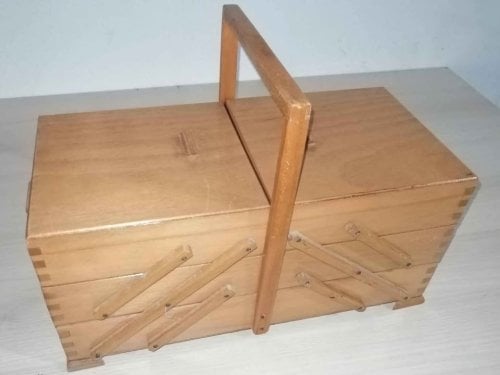 Περισσότερες πληροφορίες για "Παλιό ξύλινο κουτί ραπτικής"