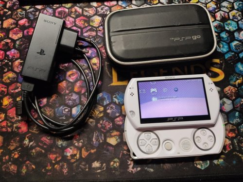 Περισσότερες πληροφορίες για "PSP GO + Case + 14 Games"