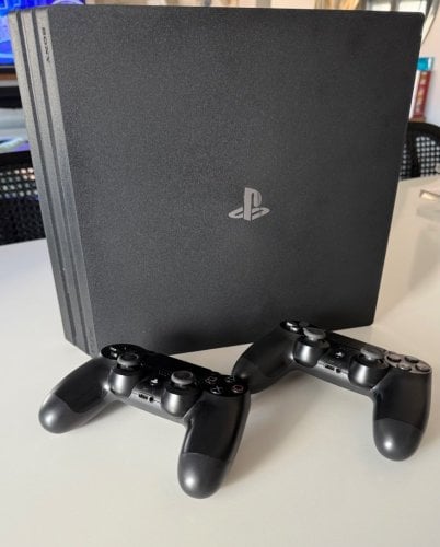 Περισσότερες πληροφορίες για "Sony PlayStation 4 Pro + 2 Dualshock"