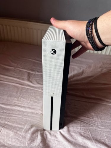 Περισσότερες πληροφορίες για "XBOX ONE S + FORZA HORIZON 5 & DIRT RALLY 2+ δύο χειριστήρια"