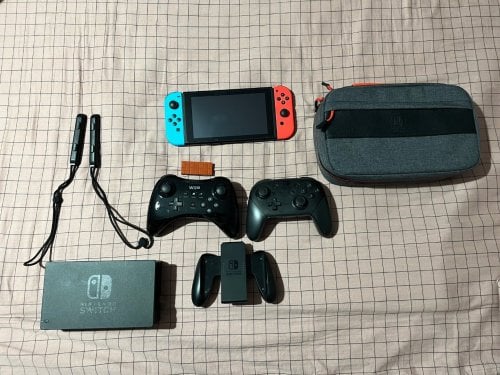 Περισσότερες πληροφορίες για "Nintendo switch ( Χακαρισμενο ) + 128 sd  + Dock + 2 controllers + Θήκη μεταφοράς"