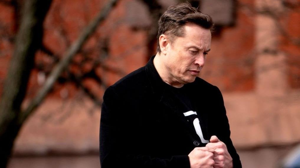 Ο Elon Musk απολύει κορυφαίο στέλεχος της Tesla εν μέσω κατάρρευσης πωλήσεων