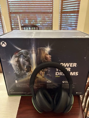 Περισσότερες πληροφορίες για "Xbox Series X με Wireless Headset και 2ο controller (διαθέσιμο κ acc με GP ULTIMATE ΜΕΧΡΙ 6/2026)"