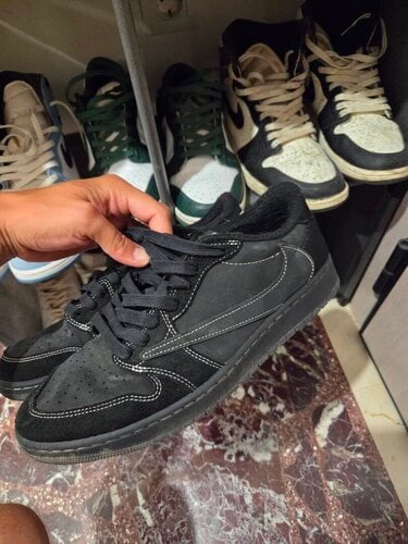 Περισσότερες πληροφορίες για "Διαφορά sneakers (Jordan 1  Travis - dunks)"