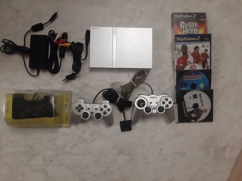 Περισσότερες πληροφορίες για "Sony PlayStation 2 slim ασημένια κονσόλα με 4 παιχνίδια και 3 χειριστήρια"