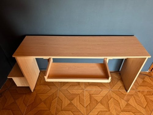 Περισσότερες πληροφορίες για "Γραφείο 160cm x 77cm x 46cm"