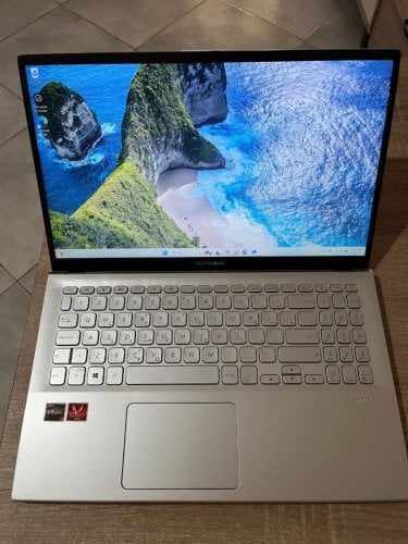 Περισσότερες πληροφορίες για "ASUS VivoBook 15 X512D - AMD Ryzen 7 | 12GB RAM | 512GB SSD | Radeon Graphics | Windows 11"