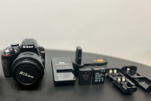 Περισσότερες πληροφορίες για "nikon D3100 & Battery grip & nikon 35mm 1.8"