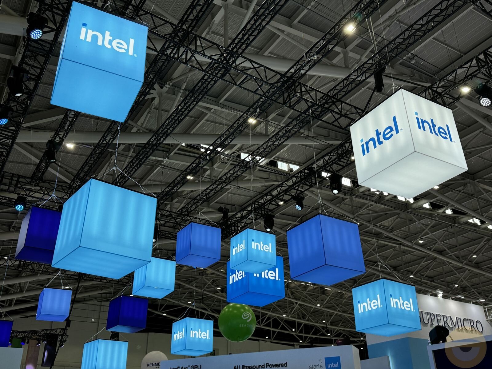 Η Intel προχωρά σε απόλυση 5.500 υπαλλήλων στις ΗΠΑ εν μέσω προκλήσεων στην αγορά επεξεργαστών