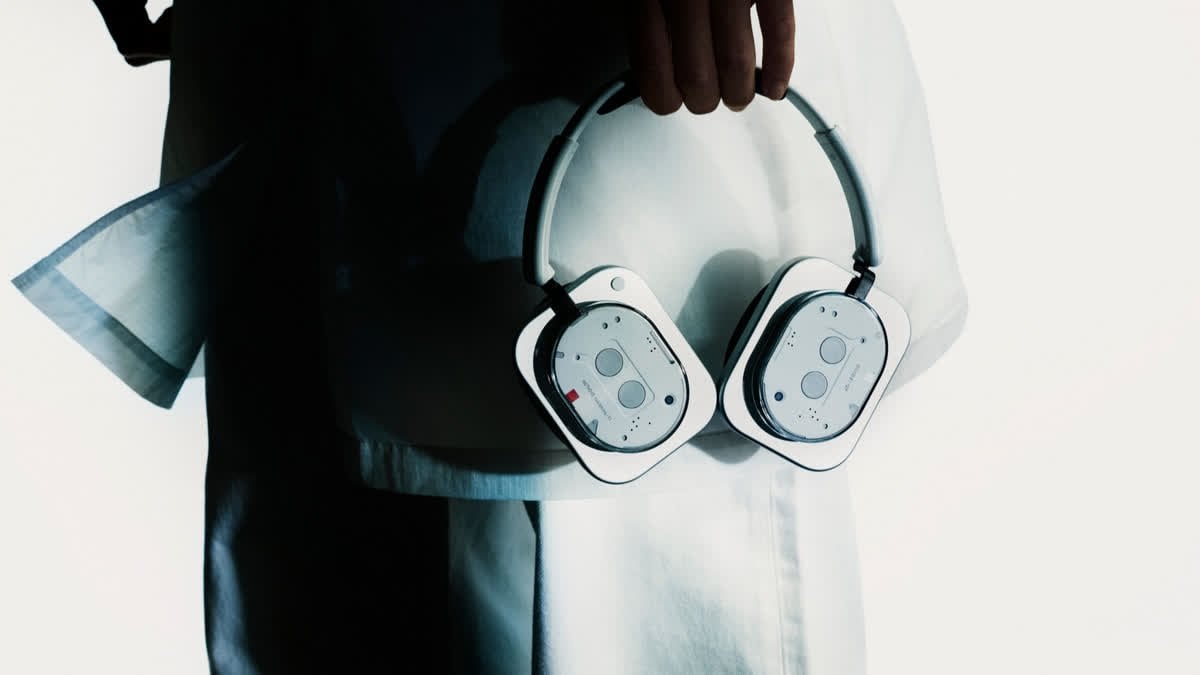 Περισσότερες πληροφορίες για "Τα νέα Nothing Headphone (1) έρχονται με ξεχωριστό διαφανή σχεδιασμό, έως 35 ώρες αυτονομία και τιμή €329"