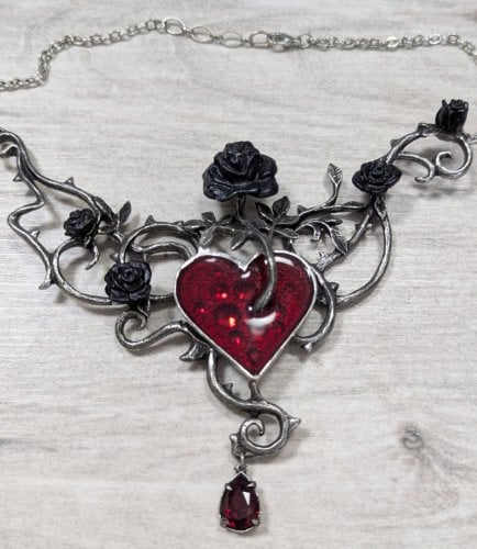 Περισσότερες πληροφορίες για "Alchemy Gothic Bed of Blood Roses περιδέραιο + σκουλαρίκια"