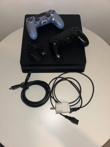 Περισσότερες πληροφορίες για "Sony PS4 500GB Slim + 2x DUALSHOCK 4"
