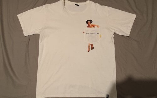 Περισσότερες πληροφορίες για "Why Not Brand T-Shirt – Retro Style Pocket Print – Medium/Large - καινουργια"
