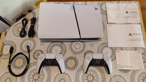 Περισσότερες πληροφορίες για "PS5 Slim D-Chassis Disc & 2 χειριστήρια Επίσημο Bundle - ανοιγμένη συσκευασία, κατάσταση καινούριου"