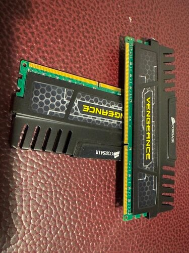 Περισσότερες πληροφορίες για "Corsair Vengeance DDR3 2x8GB 1600MHz"