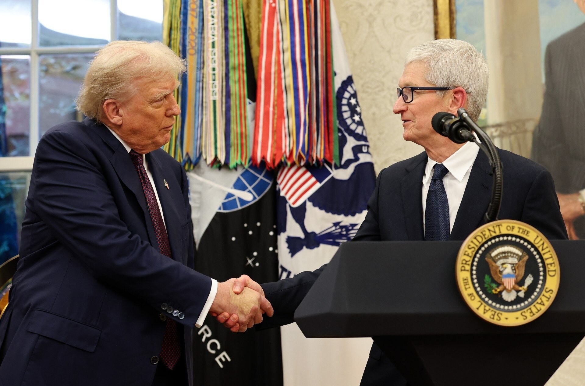 Περισσότερες πληροφορίες για "Η Apple επενδύει επιπλέον 100 δισεκατομμύρια δολάρια στην αμερικανική κατασκευαστική βιομηχανία υπό την πίεση του Trump"
