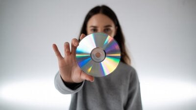 43 χρόνια από το πρώτο εμπορικό CD: Η ιστορία που άλλαξε τη μουσική βιομηχανία