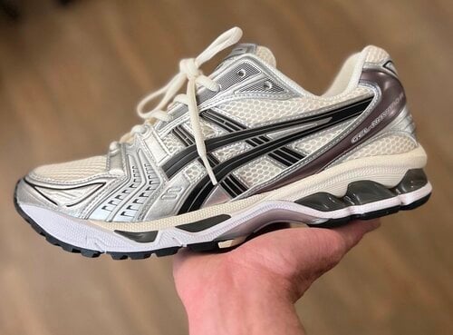 Περισσότερες πληροφορίες για "Asics Gel Kayano 14 σε άριστη κατάσταση!"