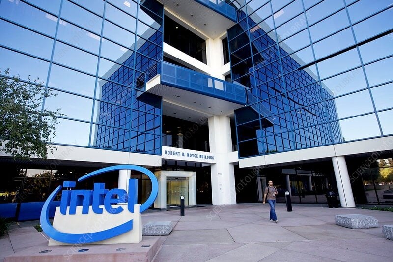 Συμφωνία SoftBank-Intel για αγορά μετοχών αξίας 2 δισ. δολαρίων