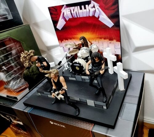 Περισσότερες πληροφορίες για "McFarlane Metallica με custom/handmade stage."