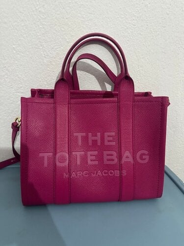 Περισσότερες πληροφορίες για "Marc Jacobs The Tote Bag"
