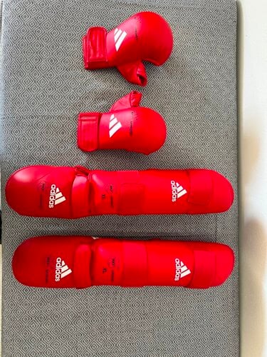 Περισσότερες πληροφορίες για "Εξοπλισμός Karate Adidas WKF Approved"