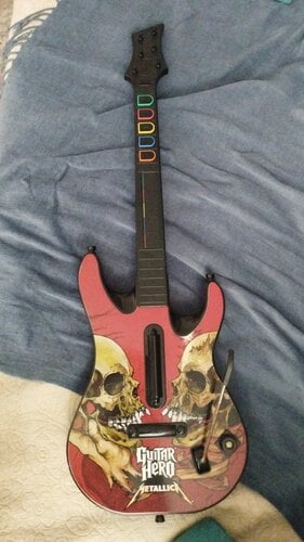 Περισσότερες πληροφορίες για "Guitar Hero Metallica guitar wireless controller + 3 Guitar Hero Games (XBOX 360)"
