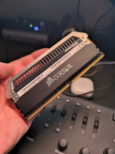 Περισσότερες πληροφορίες για "Corsair Dominator Platinum CMD64GX4M4A2666C15 (64 GB/DDR4/2666MHz)"