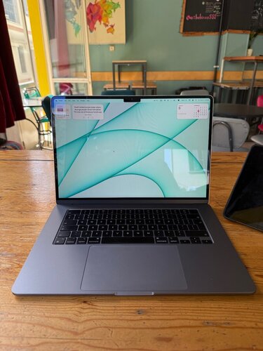 Περισσότερες πληροφορίες για "MacBook Air 15inch M3 2024 8GB ram"