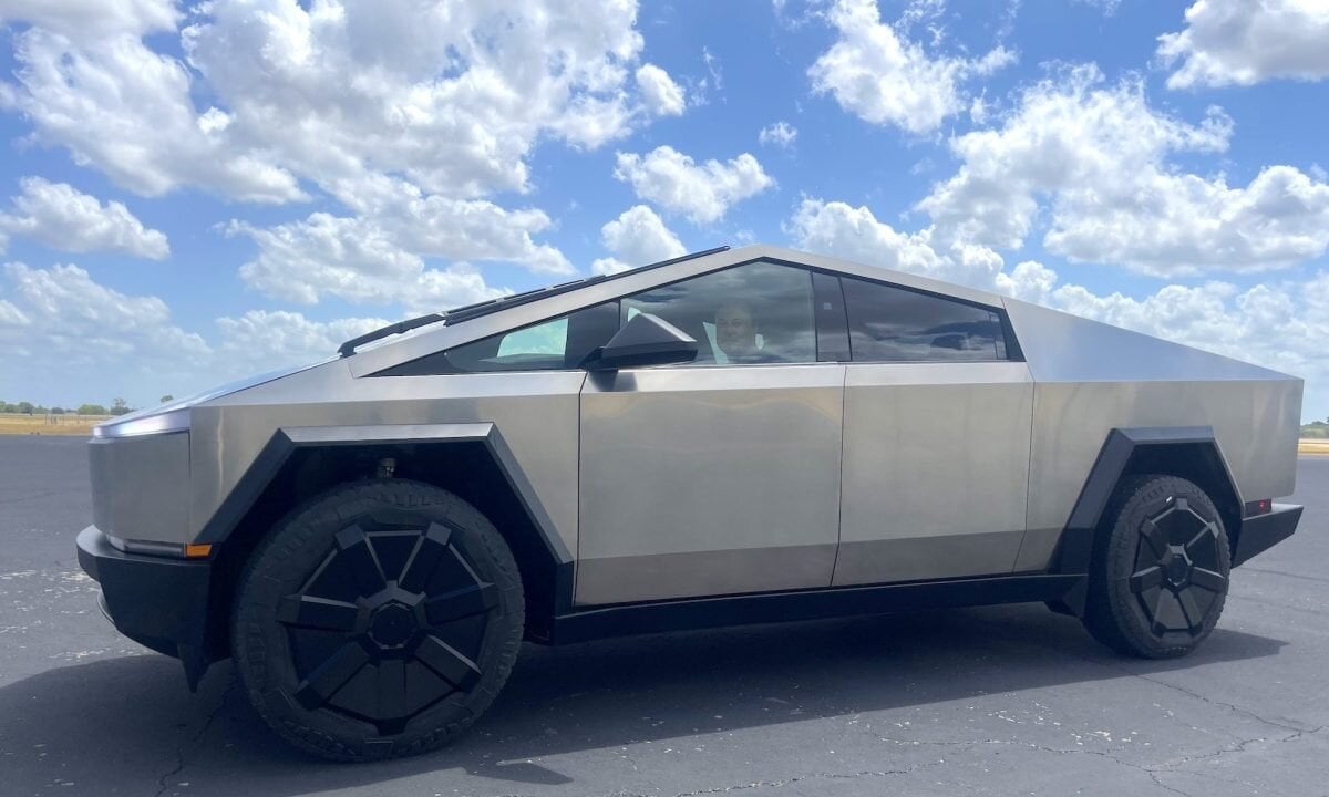 Η Tesla καταργεί αθόρυβα την οικονομική έκδοση του Cybertruck λόγω χαμηλής ζήτησης