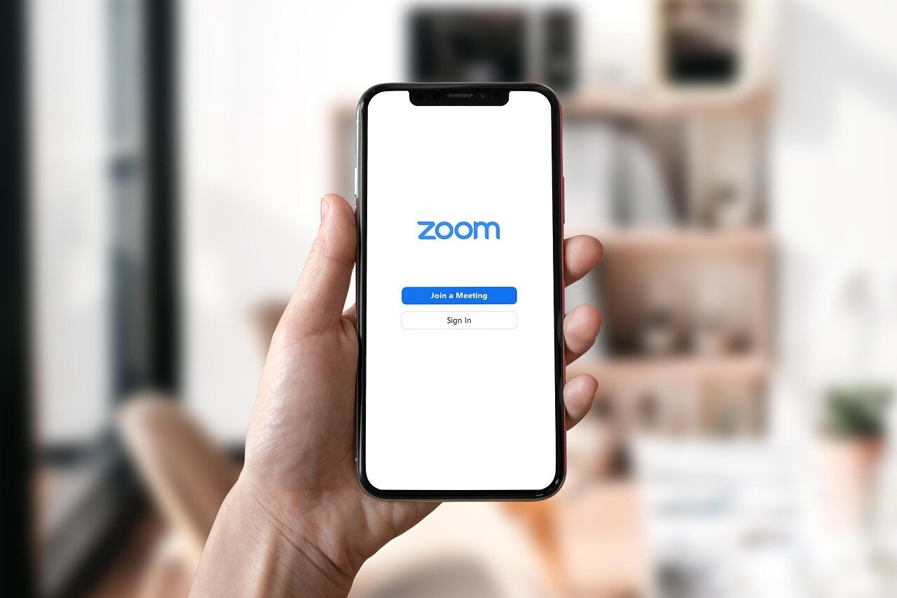 Το Zoom λανσάρει «ψηφιακό σωσία» για συσκέψεις με δικλίδες ασφαλείας και σαφείς ενδείξεις
