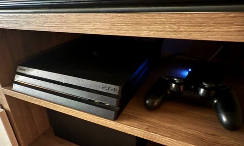 Περισσότερες πληροφορίες για "Sony PlayStation 4 Pro used with controller"