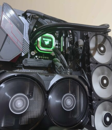 Περισσότερες πληροφορίες για "Gaming PC | i9 9900K + RTX 4060 + 32GB RAM | 750 €"