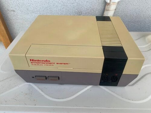 Περισσότερες πληροφορίες για "Nintendo NES 1985 vintage  μαζί με το παιχνίδι chip n’ dale"