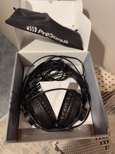 Περισσότερες πληροφορίες για "PreSonus Eris 4.5 + Ακουστικά HD.7 + Βάσεις Σπόγγοι + Behringer U-Phoria UMC22"