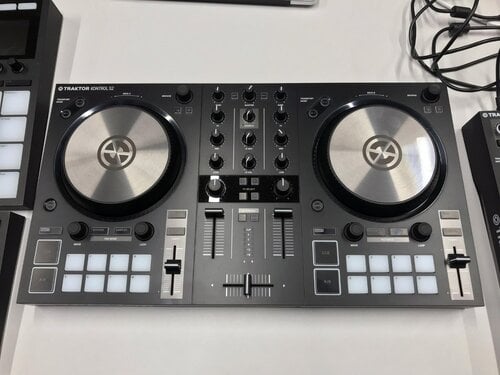 Περισσότερες πληροφορίες για "Native Instruments Traktor Kontrol S2 Mk3 DJ Controller 2 Channels"