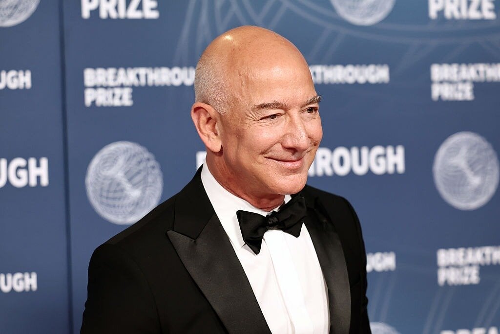 Ο ιδρυτής της Amazon εκτιμά ότι εκατομμύρια άνθρωποι θα ζουν στο διάστημα "σύντομα"