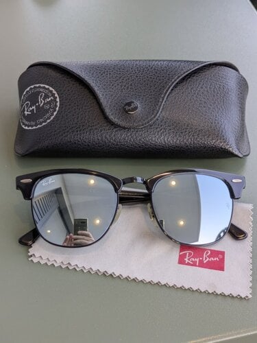 Περισσότερες πληροφορίες για "Πωλούνται Rayban Clubmaster 5121 άθικτα με φακό τζάμι μαζί με άλλο ένα γυαλί ηλίου με μπλε φακό"