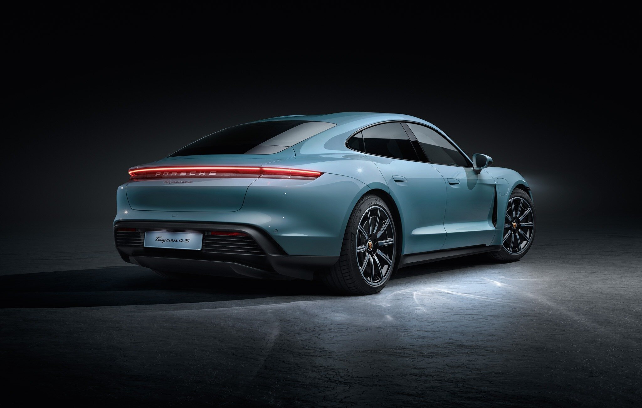Η Porsche εγκαταλείπει τις ηλεκτρικές φιλοδοξίες της και επιστρέφει στους βενζινοκινητήρες