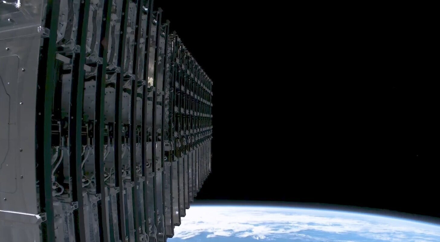 Περίπου δύο δορυφόροι Starlink καταστρέφονται καθημερινά σύμφωνα με αστροφυσικό του Harvard