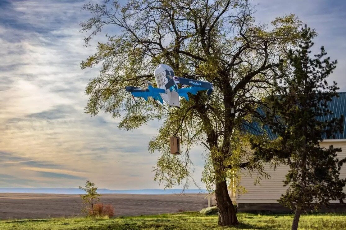 Η Amazon συνεχίζει το πρόγραμμα παράδοσης με drone παρά τη σύγκρουση με γερανό