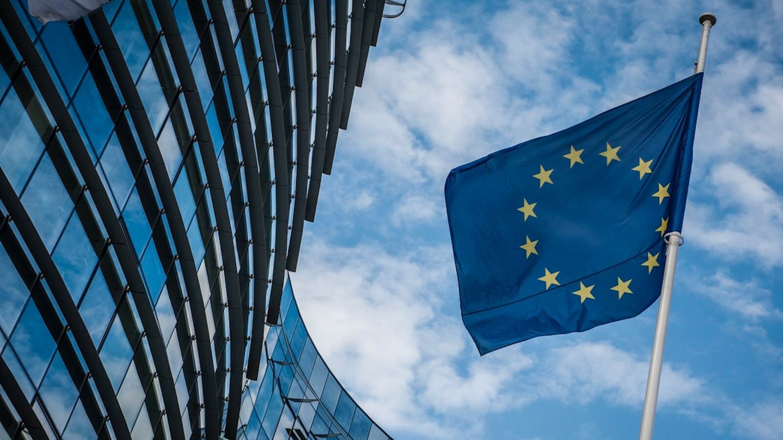 Περισσότερες πληροφορίες για "Ευρωπαϊκή Επιτροπή και Apple κοντά σε συμφωνία για τον Digital Markets Act"