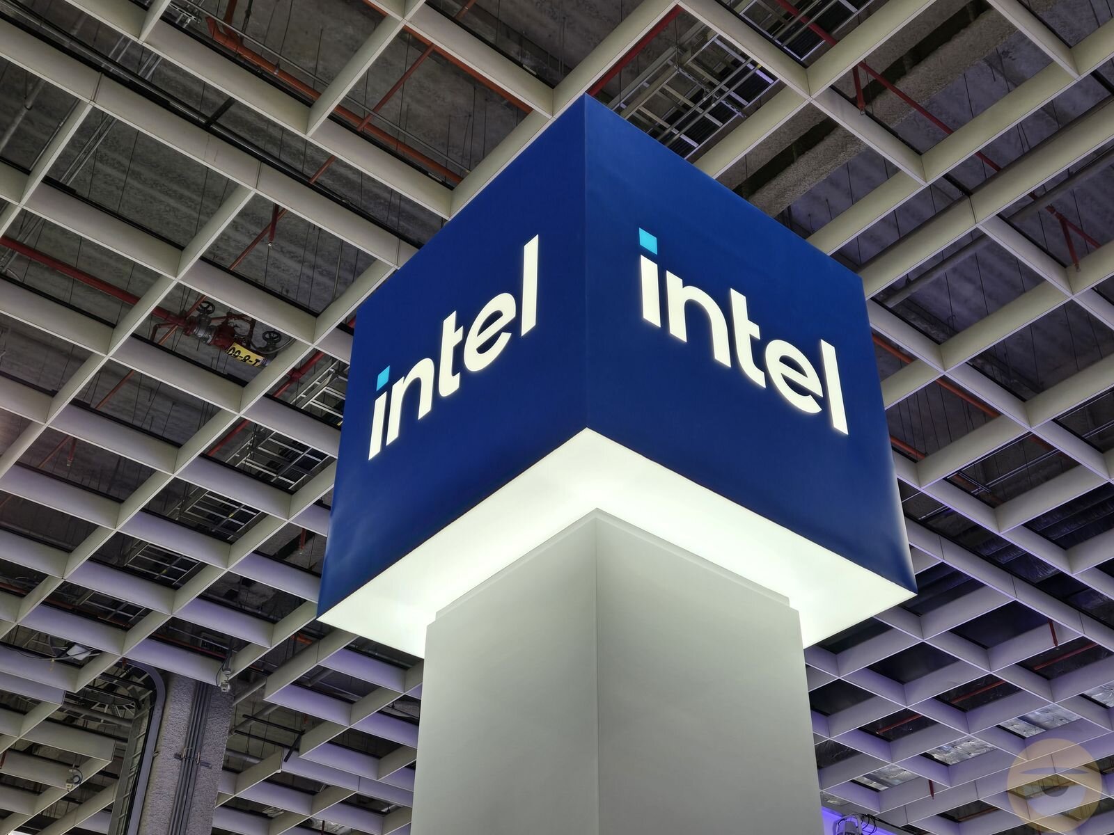 Η Intel σε συζητήσεις με την AMD για να γίνει πελάτης του foundry της